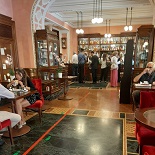 ポポロ広場の老舗のカッフェ　Rosati
