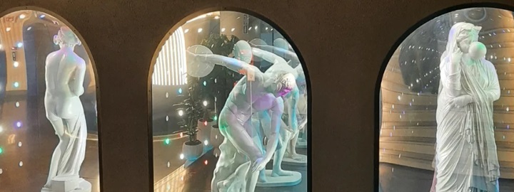 怪しい雰囲気の古代彫刻レプリカ