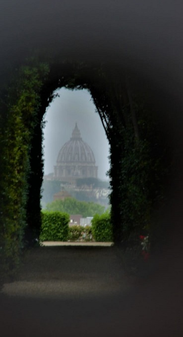 鍵穴から見るサン・ピエトロ大聖堂とオレンジ公園