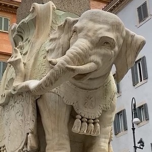 ①サンタ　マリア　ソープラ　ミネルヴァ教会の前にある子象のオベリスク