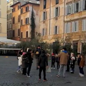 ㉔日曜日のローマの街角で無邪気に遊ぶ子供達